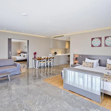 Ramada By Wyndham Bodrum מלון ביטז